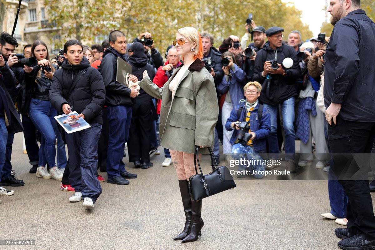 paramoremusicom's tweet photo. Hayley Williams attends the Stella McCartney Paris Womenswear Spring-Summer 2025 show as part of Paris Fashion Week on September 30 https://t.co/xVXxVubRzz