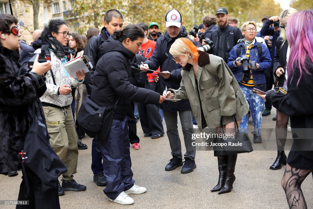 paramoremusicom's tweet photo. Hayley Williams attends the Stella McCartney Paris Womenswear Spring-Summer 2025 show as part of Paris Fashion Week on September 30 https://t.co/xVXxVubRzz