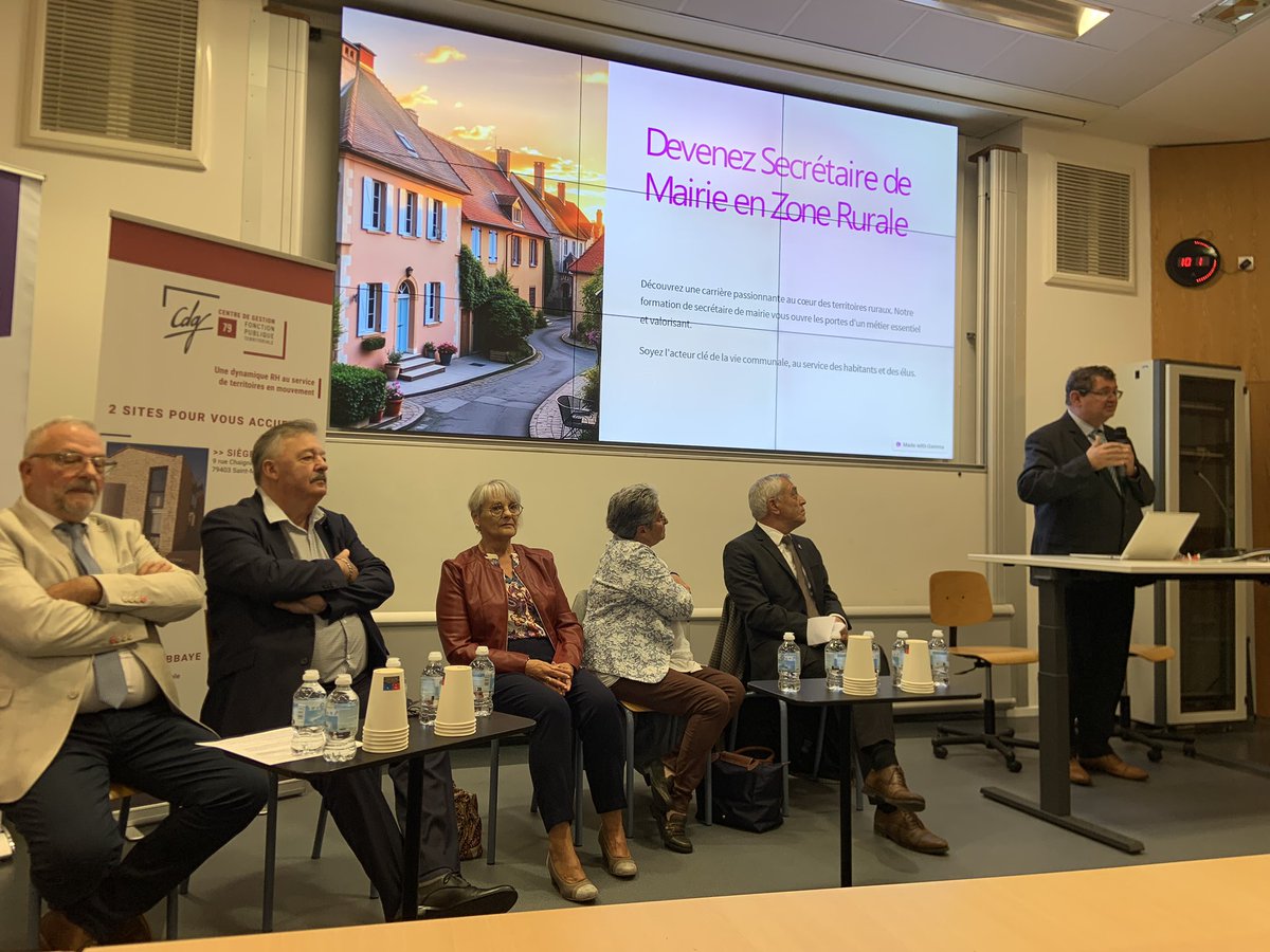 AMFVienne's tweet photo. 📚 participation @AMFVienne à l’ouverture de la 2e session du DU métiers #administratifs #territoriaux en milieu #rural
🤝un partenariat fructueux entre @UnivPoitiers @NvelleAquitaine @departement86 @DeuxSevres @CDG_Vienne @CDG_Deux_Sevres #AMF79
👋 bienvenue aux étudiants! https://t.co/fzPrOyMZi9