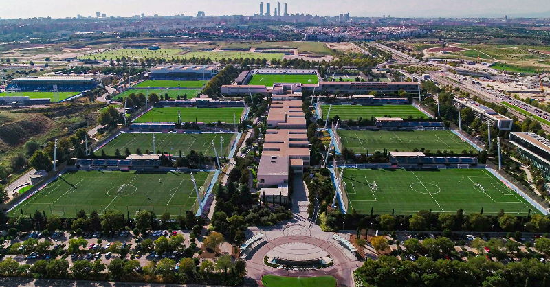 realmadrid's tweet photo. 📅🧱✨ ¡Se cumplen 19 años de la inauguración de la Ciudad Real Madrid!
#RealFootball | #RMCity