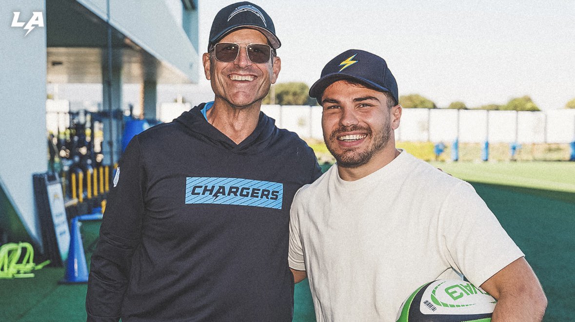 Oval3_game's tweet photo. Livinโ it up in the ๐ช๐๐๐ ๐๐ ๐จ๐๐๐๐๐ ๐
๐ธ LA Chargers & Broโs Agency
#LA #LosAngeles #CodeFour #Chargers #USC @Dupont9A @Flobamgsports @chargers https://t.co/EaTkDRFXYj