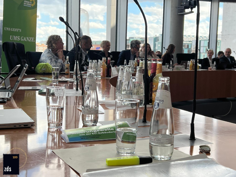 ZDS_News's tweet photo. Am Freitag waren wir bei dem Fachgespräch über die „Sanierungswelle mit der EU-Gebäuderichtlinie“, veranstaltet von BÜNDNIS 90/DIE GRÜNEN, dabei. 🍀

Danke für die interessante Veranstaltung! 🫱🏽‍🫲🏾

#einzds #obenmitspielen #epbd #fachgespräch #bündnis90diegrünen https://t.co/qpTWgSIobd