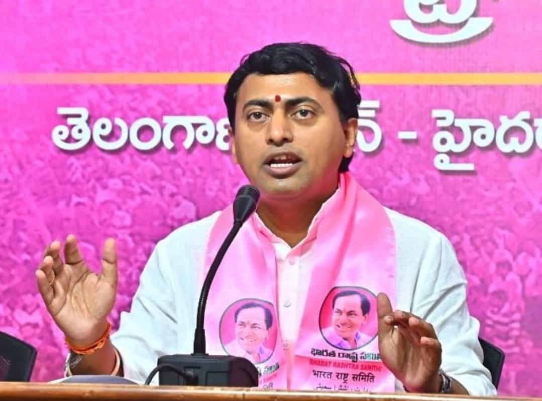 RakeshReddyBRS's tweet photo. 🔹BRS నాయకుల పై, కాంగ్రెస్ నాయకులు, ఎమ్మెల్యే నాయిని దాడిని తీవ్రంగా ఖండిస్తున్నాను. 

🔹ప్రశాంతంగా ఉన్న హన్మకొండ లో స్వయంగా ఎమ్మెల్యే నే శాంతిభద్రతల సమస్య సృష్టిస్తున్నారు.

🔹ఒక ప్రజాప్రతినిధి దిగజారి గాజులు, చీరలలో రోడ్లమీద నిలపడి సవాళ్లు చెయ్యడం శోచనీయం.

🔹వార్తల్లో నిలవడం కోసం అదుపుతప్పి మాట్లాడుతూ, ఏకంగా ఎమ్మెల్యే నే వీధి కొట్లాటలకు ప్రోత్సహించడం సిగ్గుచేటు.

🔹కాంగ్రెస్ ప్రభుత్వం వచ్చిన నాటి నుండి అశాంతి, విధ్వంసం, అరాచకం సృష్టించేందుకే ప్రయత్నిస్తున్నారు.

🔹ఈ రోజు హన్మకొండ నయీంనగర్ బ్రిడ్జిని పరిశీలించడానికి మాజీ ఎమ్మెల్యే దాస్యం వినయ్ భాస్కర్ గారి నేతృత్వం లో బృందం వెళ్ళడం జరిగింది. ఈ సందర్భంగా కాంగ్రెస్ నాయకులు ప్రణాళిక ప్రకారం BRS నాయకుల పై దాడి చేయడాన్ని తీవ్రంగా ఖండిస్తున్నాను. 

🔹ఎమ్మెల్యే నాయుని రాజేందర్ రెడ్డి గారు కావాలని అత్యుత్సాహం ప్రదర్శిస్తున్నారు, తాను వార్తల్లో ఉండటం కోసమే కావాలని గొడవలు సృష్టించే ప్రయత్నం చేస్తున్నారు. 

🔹9 నెలల కాంగ్రెస్ ప్రభుత్వం లో అందులో 2 నెలలు ఎన్నికల కోడ్ కే పోయింది. అప్పుడే ప్రపోజల్, టెండర్లు, నిధుల మంజూరు పనులు పూర్తి అయ్యాయా?

🔹గత BRS ప్రభుత్వ హయాంలో మంజూరైన నిధులతో ఎంఎల్ఏ తన కర్తవ్యాన్ని మాత్రమే నిర్వహించాడు. అంతమాత్రం దానికి ఇంత అత్యుత్సాహం ఎందుకు?

🔹ఒకసారి వర్క్ సాంక్షన్ అయి నిధులు మంజూరు అయ్యాక ఆ స్థానం లో ఎవరున్నా పని అవుతుంది. అందులో బ్రహ్మాండం ఏముందో అర్థం కావడం లేదు.

🔹కాంగ్రెస్ ప్రభుత్వం వచ్చిన నాటి నుండి ఎమ్మెల్యే లకు స్పెషల్ డెవలప్మెంట్ ఫండ్ కూడా రూపాయి కేటాయించలేదు. 

🔹ఒక్క బ్రిడ్జి పూర్తయితేనే రోడ్డెక్కి ఇంత హడావిడి చేస్తే రేపు రేపు ఇంకేదైనా ఘనకార్యం చేస్తే ప్రజలను, ప్రతిపక్ష నాయకులను ఇళ్లలోకి దూరి దాడులు చేసేలా ఉన్నారు.

🔹స్వయంగా ఒక ఎమ్మెల్యే ఇలా చెయ్యడం ద్వారా సమాజం లో ఇంకెక్కువ అశాంతి నెలకొని ప్రజలకు అభద్రతా భావం కలిగే ప్రమాదం ఉంది.

🔹హన్మకొండ లో మళ్ళీ పాత రోజులు కక్ష సాధింపు దాడులు పెంచి పోషించడమే నాయిని లక్ష్యమా స్పష్టం చెయ్యాలి.

#Warangal

@BRSparty @KTRBRS