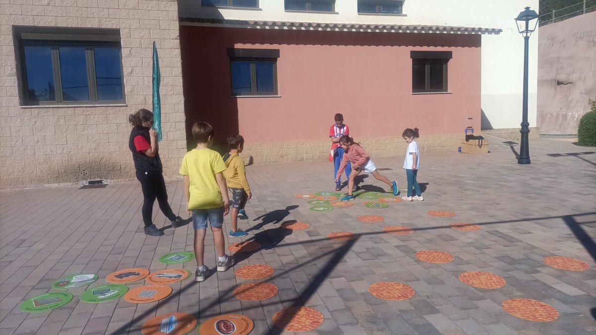 🔌💡"El futur de Catalunya serà elèctric o no serà!" Reflexions que vam compartir a la 1a Trobada per la Sostenibilitat a l'Espunyola. Vam parlar de transició energètica 🌱, energia verda i vam fer activitats amb els més petits. ☀️ #Sostenibilitat #EnergiaVerda #Renovables