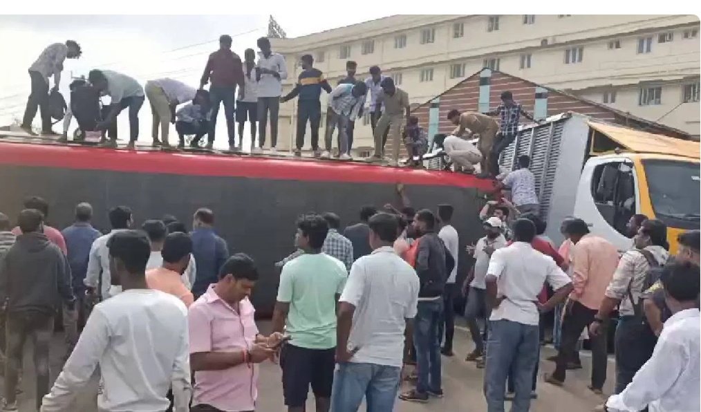 RitamAppKannada's tweet image. ಬೆಂಗಳೂರು-ಮೈಸೂರು ಹೆದ್ದಾರಿಯಲ್ಲಿ ಭೀಕರ ಅಪಘಾತ, 20ಕ್ಕೂ ಹೆಚ್ಚು ಜನರ ಸ್ಥಿತಿ ಗಂಭೀರ

ಮಂಡ್ಯದ ಸಾಂಜೋ ಆಸ್ಪತ್ರೆ ಬಳಿ ಭೀಕರ ಅಪಘಾತ ಸಂಭವಿಸಿದೆ. ಅಪಘಾತದಲ್ಲಿ 20ಕ್ಕೂ ಹೆಚ್ಚು ಜನರಿಗೆ ಗಾಯವಾಗಿದ್ದು, ಸ್ಥಿತಿ ಗಂಭೀರವಾಗಿದೆ.

#BengaluruMysureHighway #KSRTC #KSRTCBus #Karnataka #BusAccident