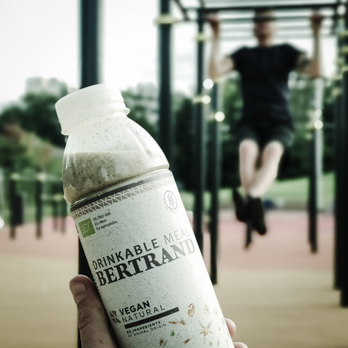 bertrand_bio's tweet photo. Calisthenics, an effective form of bodyweight training, requires a balanced diet to support performance &amp; recovery. Our drinkable meals offer a practical solution here: They are quick to prepare &amp; easy to digest, ideal for active athletes who are short on time 😉 https://t.co/EYnjoeY136
