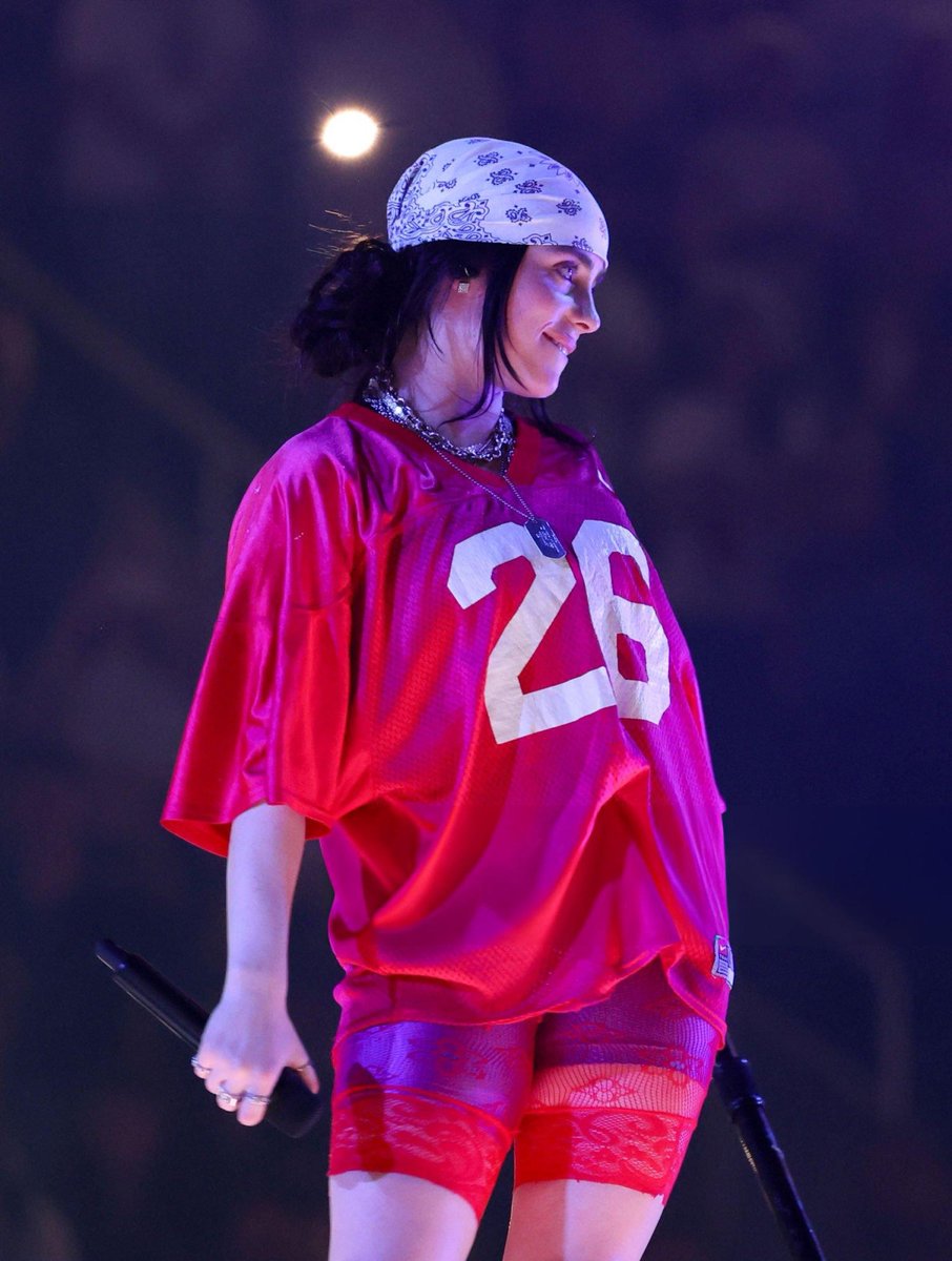 billieeilishtrs's tweet photo. #HARDANDSOFTQuebec: Billie photographed on stage at the @centrevideotron tonight in Quebec, Canada! ⭐️ https://t.co/qHvHeAmOTU