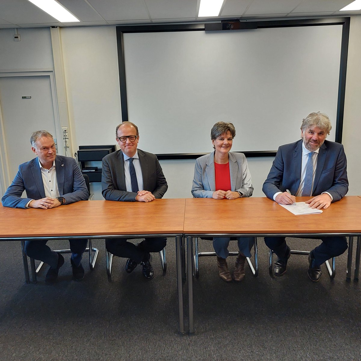 Vandaag ondertekende gedeputeerde Willemien Meeuwissen een Memorandum van Overeenstemming met Fokker Next Gen. Er komt een onderzoek naar het vestigen van het Fokker Next Gen hoofdkantoor, een eindassemblagelijn en het testen van waterstofvliegtuigen op Groningen Airport Eelde.