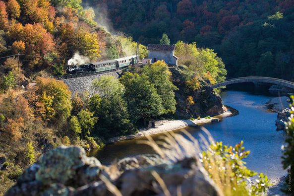 AHTourisme's tweet photo. L'automne 🍂🍁 au coeur des Gorges du Doux, quand la nature s'embrase...

👉 https://t.co/cTc1Jq3SVO

@ARCHEAgglo @ArdecheTourisme https://t.co/5fwKBhtOHO
