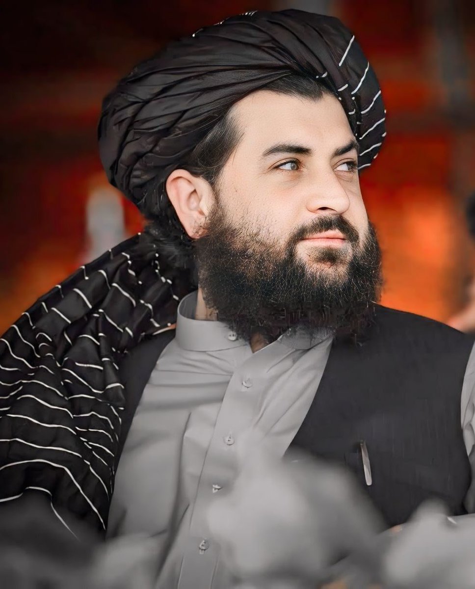 ښکولي بادامي سترګــي باڼــــه لکه خنجر لري.😍