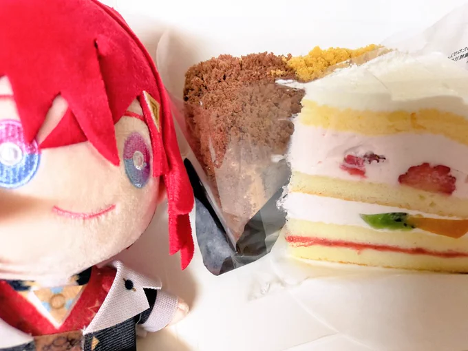 今夜の逆凸配信見ながら食べるケーキだよ、アンちゃん #アンジュ爆誕