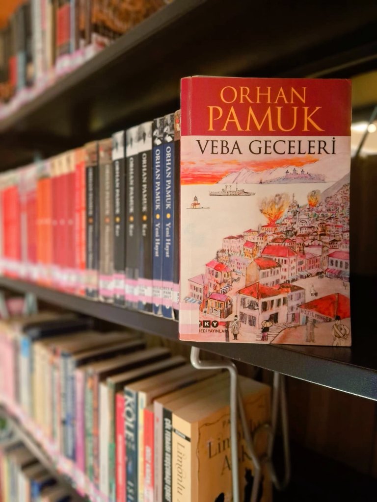 iokihk's tweet photo. Orhan Pamuk'un "40 yıldır düşünüyorum, bugüne denk gelmesi tesadüf oldu." dediği ve üzerinde beş çalıştıktan sonra yayımladığı Veba Geceleri, umuda dâir çok şey anlatıyor. Pamuk, bu eşsiz eserinde çaresiz ve umutsuz anlarımızda bize umudu dürtmeyi öğütlüyor...
@KTBKYGM
@iktm34 https://t.co/LEpqKl07PT