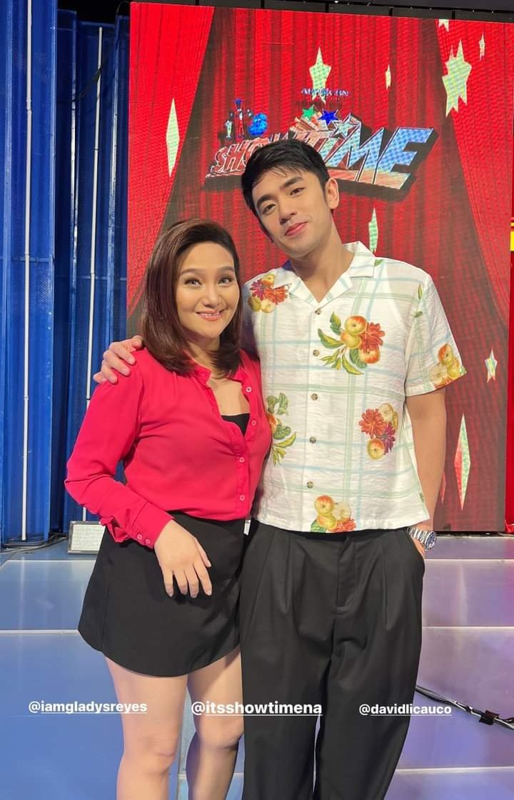 BARDAnatics05's tweet photo. David Licauco with Ma'am Gladys Reyes Guest Player for Showing Bulilit of It's Showtime π₯°
πΈ: Sir @Nathaniphoneph IG Story π
#ShowtimeAllSetForOctober
#PulangAraw
#DavidLicauco
#GladysReyes
#BARDAnatics https://t.co/H5D9bhnuZo