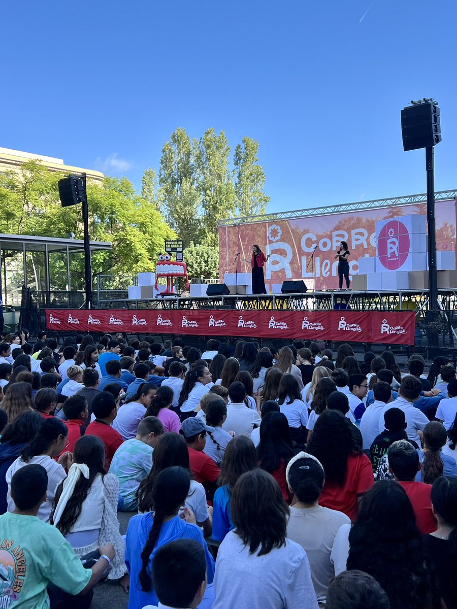 Això ja va! 2.200 alumnes de 38 centres escolars de Reus són avui aquí per conèixer què és el Correllengua.

#CorrellenguaReus2024