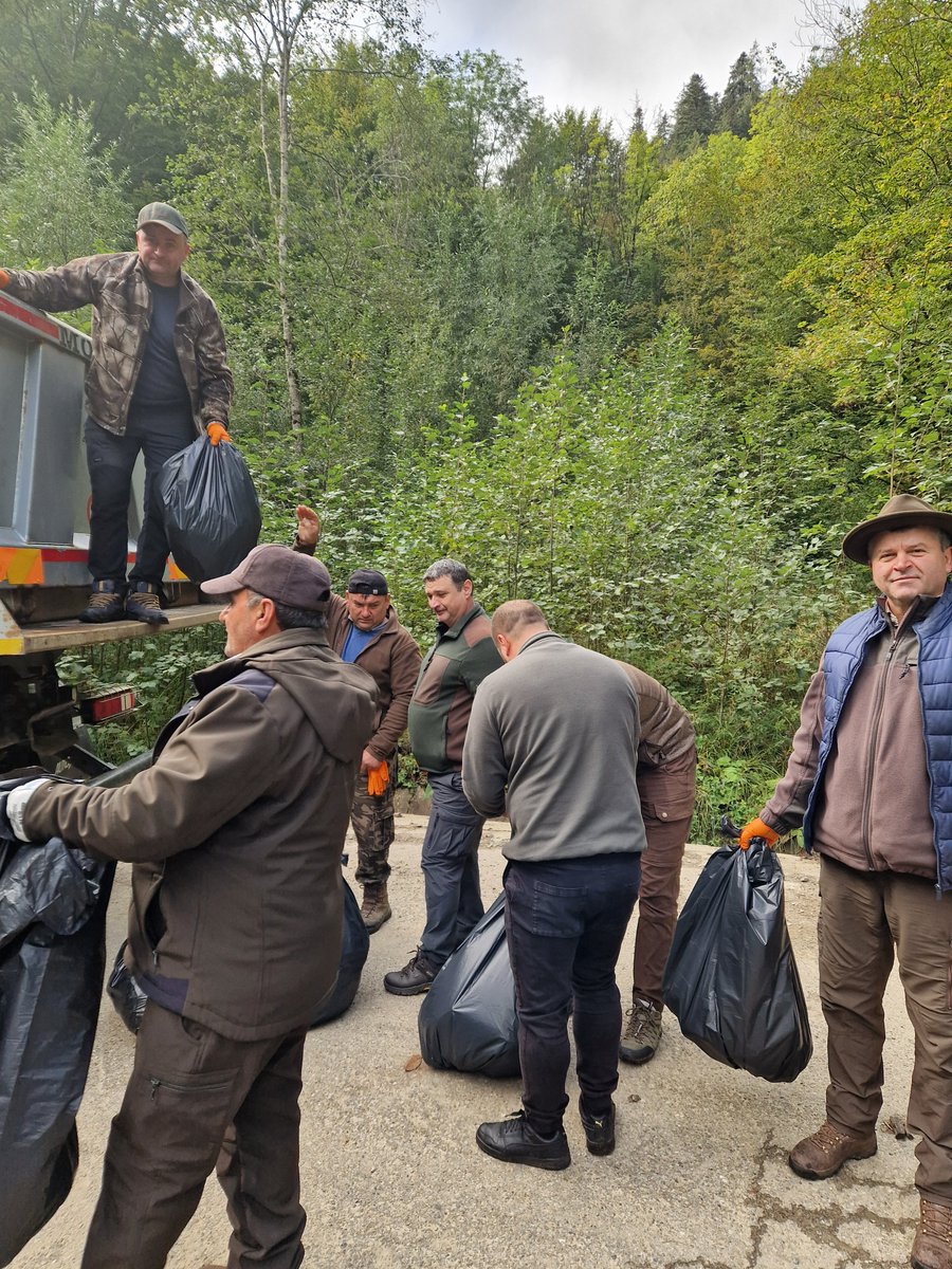 RNP_Romsilva's tweet image. ✔️ 1309 kg de deșeuri
✔️ 279 voluntari participanți din care 261 angajați de la ocoalele silvice ale Direcției Silvice Neamț și 186 de voluntari
♻️Ziua de Curățenie Națională - 21 septembrie, la  Direcția Silvică Neamț♻️
#recycle #garbagecollect #CleanupChallenge #Cleaning