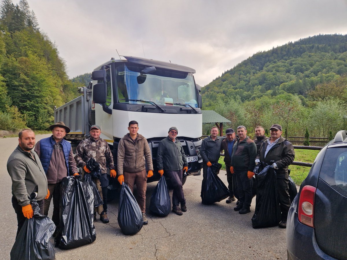 RNP_Romsilva's tweet image. ✔️ 1309 kg de deșeuri
✔️ 279 voluntari participanți din care 261 angajați de la ocoalele silvice ale Direcției Silvice Neamț și 186 de voluntari
♻️Ziua de Curățenie Națională - 21 septembrie, la  Direcția Silvică Neamț♻️
#recycle #garbagecollect #CleanupChallenge #Cleaning