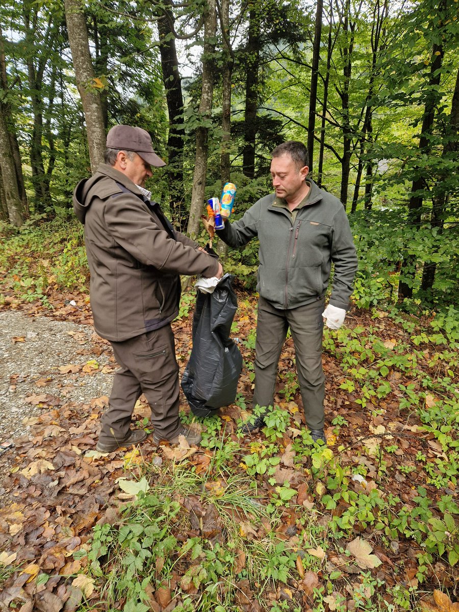 RNP_Romsilva's tweet image. ✔️ 1309 kg de deșeuri
✔️ 279 voluntari participanți din care 261 angajați de la ocoalele silvice ale Direcției Silvice Neamț și 186 de voluntari
♻️Ziua de Curățenie Națională - 21 septembrie, la  Direcția Silvică Neamț♻️
#recycle #garbagecollect #CleanupChallenge #Cleaning