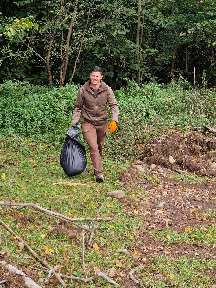 RNP_Romsilva's tweet image. ✔️ 1309 kg de deșeuri
✔️ 279 voluntari participanți din care 261 angajați de la ocoalele silvice ale Direcției Silvice Neamț și 186 de voluntari
♻️Ziua de Curățenie Națională - 21 septembrie, la  Direcția Silvică Neamț♻️
#recycle #garbagecollect #CleanupChallenge #Cleaning