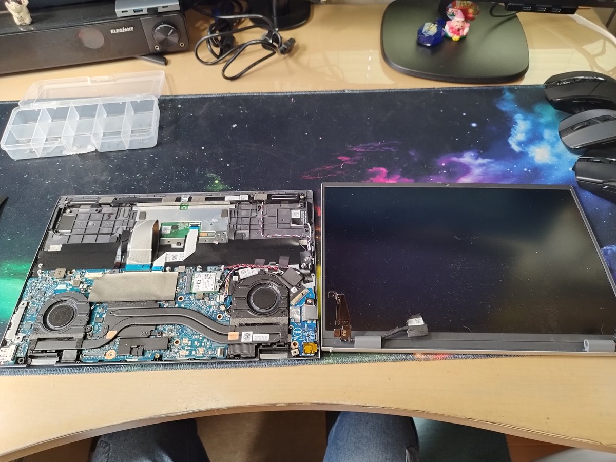 pckitchen2020's tweet photo. DELL Inspiron 13 5310🤔

液晶画面🤣

外部からの衝撃だと思います。

フレームも少し歪んでました😂 https://t.co/l8DuZNwWHH