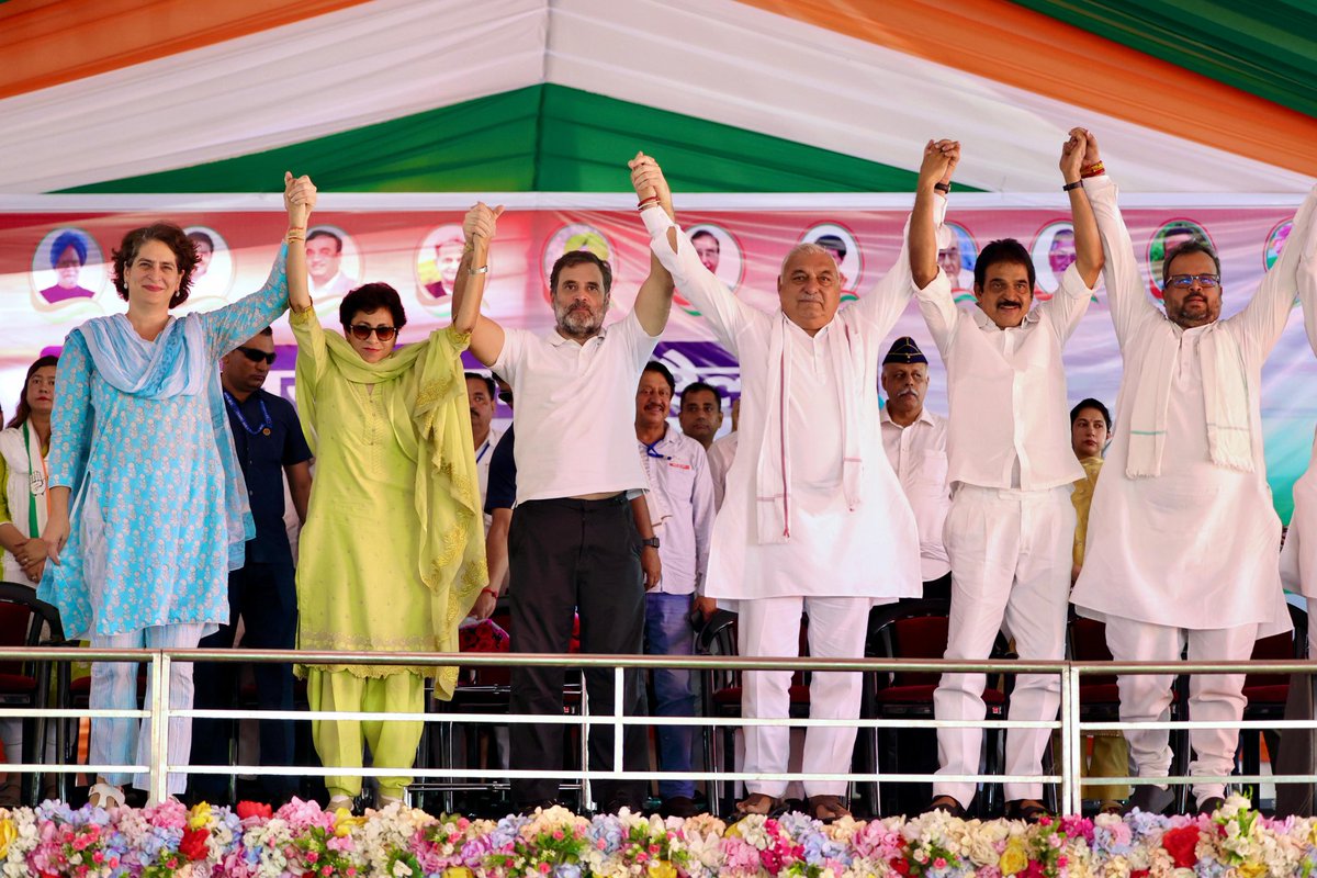 RahulGandhi's tweet photo. हरियाणा में 'दर्द के दशक' का अंत करने के लिए कांग्रेस पार्टी पूरी शक्ति के साथ एकजुट है, संगठित है, समर्पित है।

अब प्रदेश में 36 बिरादरियों की सरकार बनेगी, सबकी हिस्सेदारी तय करने वाली सरकार बनेगी, न्याय की सरकार बनेगी।

हरियाणा में कांग्रेस की आंधी आ रही है - अब हाथ बदलेगा हालात!
