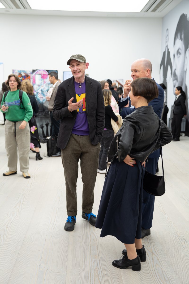 Nice picture of artist <a href="/DavidTovey1975/">David John Tovey</a> sharing a joke with @LigiaTeixeira and me at the Homelessness: Reframed exhibition at the <a href="/SaatchiGallery/">Saatchi Art</a> earlier this month, put on by <a href="/HomewardsUK/">Homewards</a>