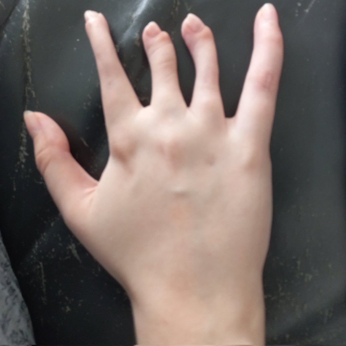 Artsyrean's tweet image. New Drawing Challenge:

Draw this hand