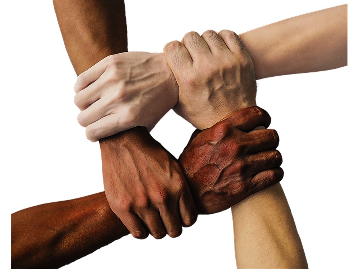 benbabunga's tweet photo. POUR L'UNITÉ DES PEUPLES DE L'AFRIQUE DES GRANDS LACS
——————
TU ES ARTISAN DE LA HAINE, TU DÉTRUIS L’AFRIQUE CHAQUE JOUR.
MALGRÉ LE DÔME DE HAINE QUE TU CONSTRUIS, ET QUI A PRESQUE ENVELOPPÉ TOUT LE PAYS, LE BIEN FINIRA PAR TE BARRER LA ROUTE.
1. La haine produit de la haine, et ses conséquences sont dévastatrices avec des effets collatéraux qui touchent à la fois innocents et coupables, sans choisir qui le mérite ou pas. Il n'y a rien de ce que tu subis et endures collectivement en morts, en viols et en guerres qui ne soit résidu de la haine que tu nourris chaque jour.
2. Cette haine est nourrie par toi, le national, et non par l’étranger. Plus tu vas haïr, plus tu vas pérenniser, faire durer, les circonstances qui permettent aux tragédies, à la bestialité de se fomenter. Regarde-toi aujourd'hui : tu es d'une méchanceté nauséabonde, tu es rempli de mauvaise foi, tu es possédé par le mal, et tu es fier de répandre ta haine de l'autre qui est ton compatriote, … tu es fier de répandre ta haine de l'étranger!
3. Hélas, toute cette haine, cette énergie nauséabonde et nuisible produite inutilement par toi se déverse sur ton voisinage, tes compatriotes. Ignorant, tu n’es même pas conscient du mal que tu fais et que tu fais aux autres.
4. Cette haine aveugle, que tu justifies par la souffrance et l'injustice des tiens, ne fait qu’alimenter un cycle infernal. Elle obscurcit ton jugement, t’empêche de voir que tu es le premier artisan de la destruction de l’esprit de ton peuple, et ce n’est pas l’étranger qui détruit cet esprit, cette âme de la nation : c’est toi … cette haine en toi, cette violence que tu laisses proliférer. Tu es as un petit rire de satisfaction quand certains de tes compatriotes souffrent ou lorsqu’ils sont emprisonnés politiquement, … tu es tout joyeux lorsque tu diriges ta haine vers une partie de ton peuple que tu traites d’étranger.
5. Mais il y a une bonne nouvelle. Plus les années passent, plus nombreux seront ceux qui te barreront la route. Même si ton armée du mal est trop nombreuse tant dans les réseaux sociaux que sur terre et dans nos diasporas, tu ne vaincras pas. Peu importe les usines à haine que tu alimentes, nous déploierons nos efforts pour produire le bien. Et, avec le temps, ce bien finira par te barrer la route et contenir ta haine, qui enveloppe le pays tel un dôme sombre.
6. Si tu veux briser ce cercle vicieux, il te faut d'abord reconnaître l'ennemi véritable : l’intolérance, la jalousie, la misère mentale, l’ignorance arrogante et la division que tu laisses prospérer en toi et autour de toi. La paix en toi et dans ton pays ne viendra pas en pointant sans cesse du doigt l’autre, mais en guérissant les plaies de ton propre cœur et en réapprenant à vivre ensemble, dans la dignité, l’intelligence émotionnelle et le respect.
La haine engendre la haine, et ses conséquences sont dévastatrices, frappant aveuglément innocents et coupables sans distinction. A bon entendeur !
Peuples des Grands Lacs Unis.