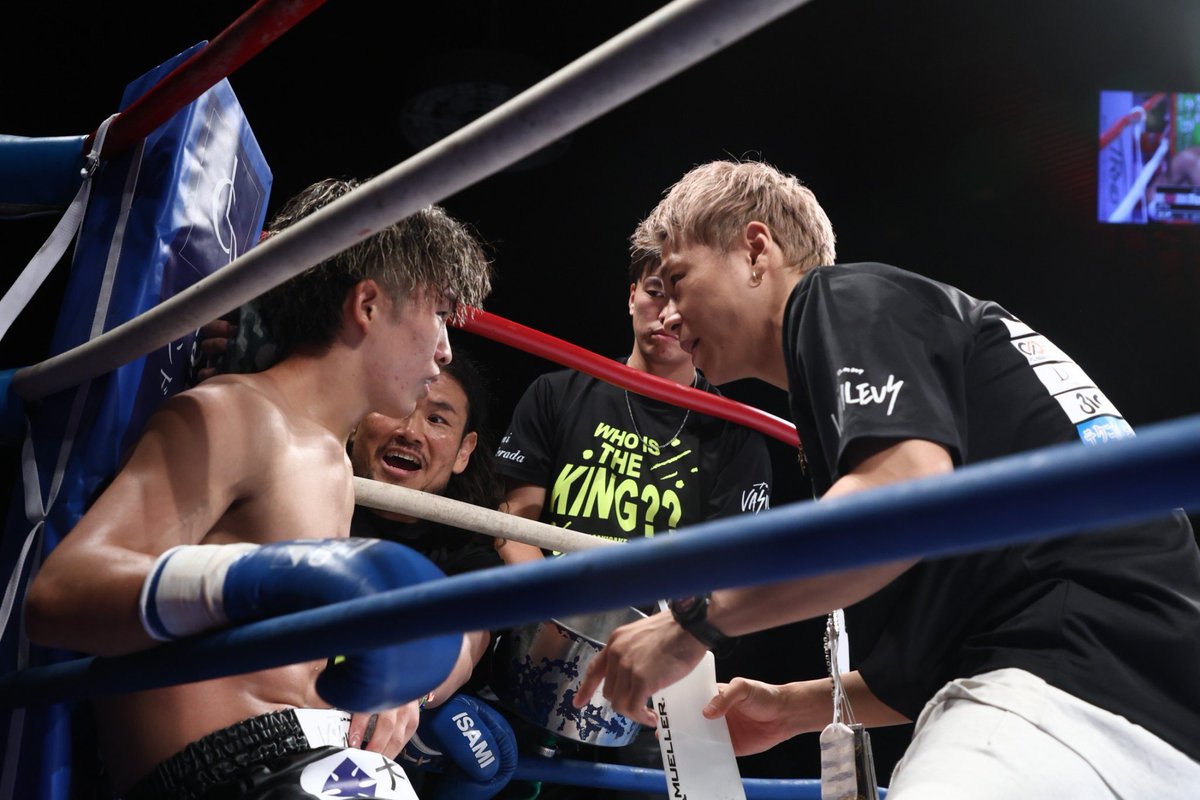 takerusegawa's tweet photo. 今回の匠は近くで見てても心配になるくらい
毎日毎日限界越える練習してた。

VASILEUSで1人だけK-1のベルト持ってないことでこの試合決まってからの数ヶ月
プレッシャーも尋常じゃなかったと思う。

まだデビューして10戦
技術も経験も相手には劣ってたと思うけど
この試合に勝ちたい気持ちは何よりも上回ってた。
それが出たんだと思う。

こういう難しい判定になると必ず
ひいきジャッジだったとか言う人もいるけど
K-1所属ではない僕が代表のVASILEUSはむしろ外敵
ひいきされる要素もない。

勝敗は選ばれた団体のジャッジが決める。

ただ勝つ為に命懸けで戦い抜いた選手達を
讃えてあげて欲しい。

本当によく頑張った。
おめでとう！
@takumi_terada1