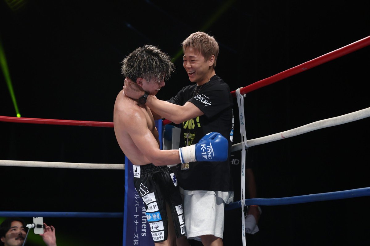 takerusegawa's tweet photo. 今回の匠は近くで見てても心配になるくらい
毎日毎日限界越える練習してた。

VASILEUSで1人だけK-1のベルト持ってないことでこの試合決まってからの数ヶ月
プレッシャーも尋常じゃなかったと思う。

まだデビューして10戦
技術も経験も相手には劣ってたと思うけど
この試合に勝ちたい気持ちは何よりも上回ってた。
それが出たんだと思う。

こういう難しい判定になると必ず
ひいきジャッジだったとか言う人もいるけど
K-1所属ではない僕が代表のVASILEUSはむしろ外敵
ひいきされる要素もない。

勝敗は選ばれた団体のジャッジが決める。

ただ勝つ為に命懸けで戦い抜いた選手達を
讃えてあげて欲しい。

本当によく頑張った。
おめでとう！
@takumi_terada1
