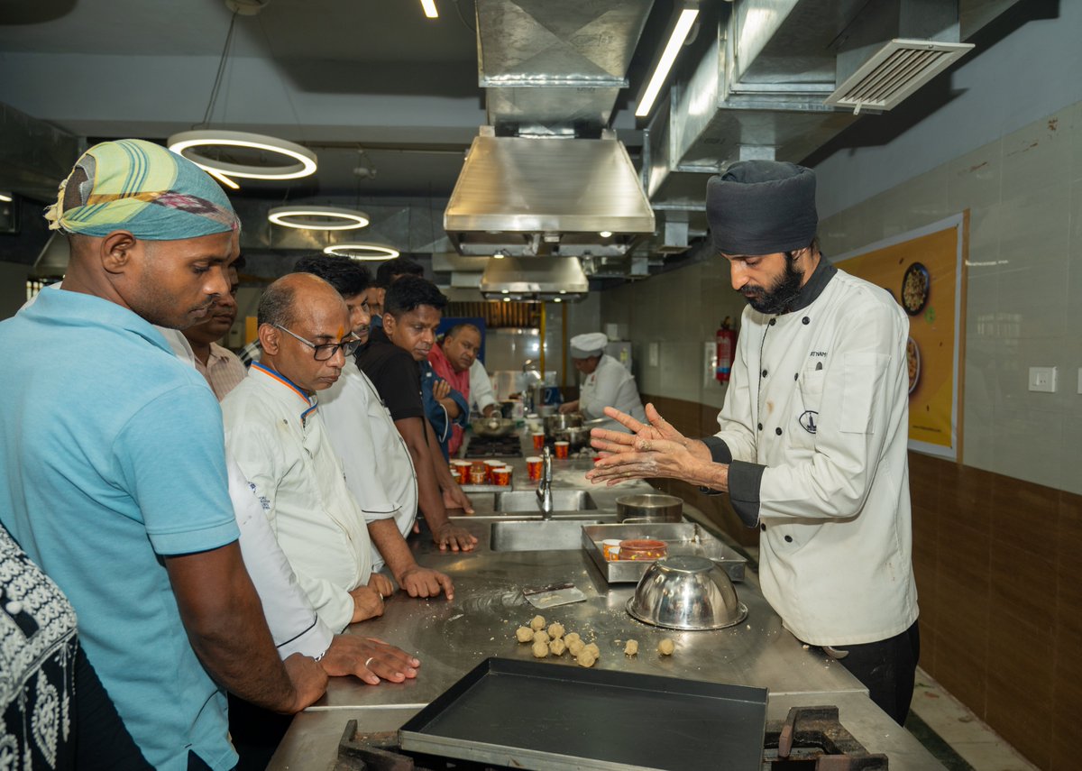 krushibibhag's tweet photo. A two-day training at the Institute of Hotel Management, Bhubaneswar, empowered chefs with skills to incorporate #millets & forgotten foods into their menus.
Focus on tribal & exotic varieties supports @MilletsOdisha & #ForgottenFood initiatives.
@arvindpadhee @premcchaudhary https://t.co/tGEe5p7Ulx