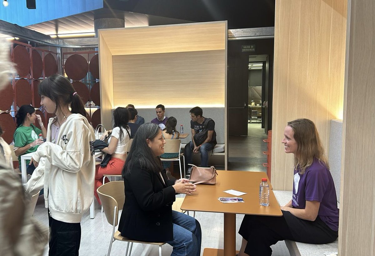 SALC_HUM370's tweet photo. @mirfersan @_AnaChapman @MartaMLop Later, in Seville, @_AnaChapman took part in Academic Speed Dating, chatting one-on-one with the public about our research. 🔬⚡ Amazing opportunity to connect and exchange ideas! #EuropeanResearchersNight #ScienceForAll" https://t.co/396074l1Vf