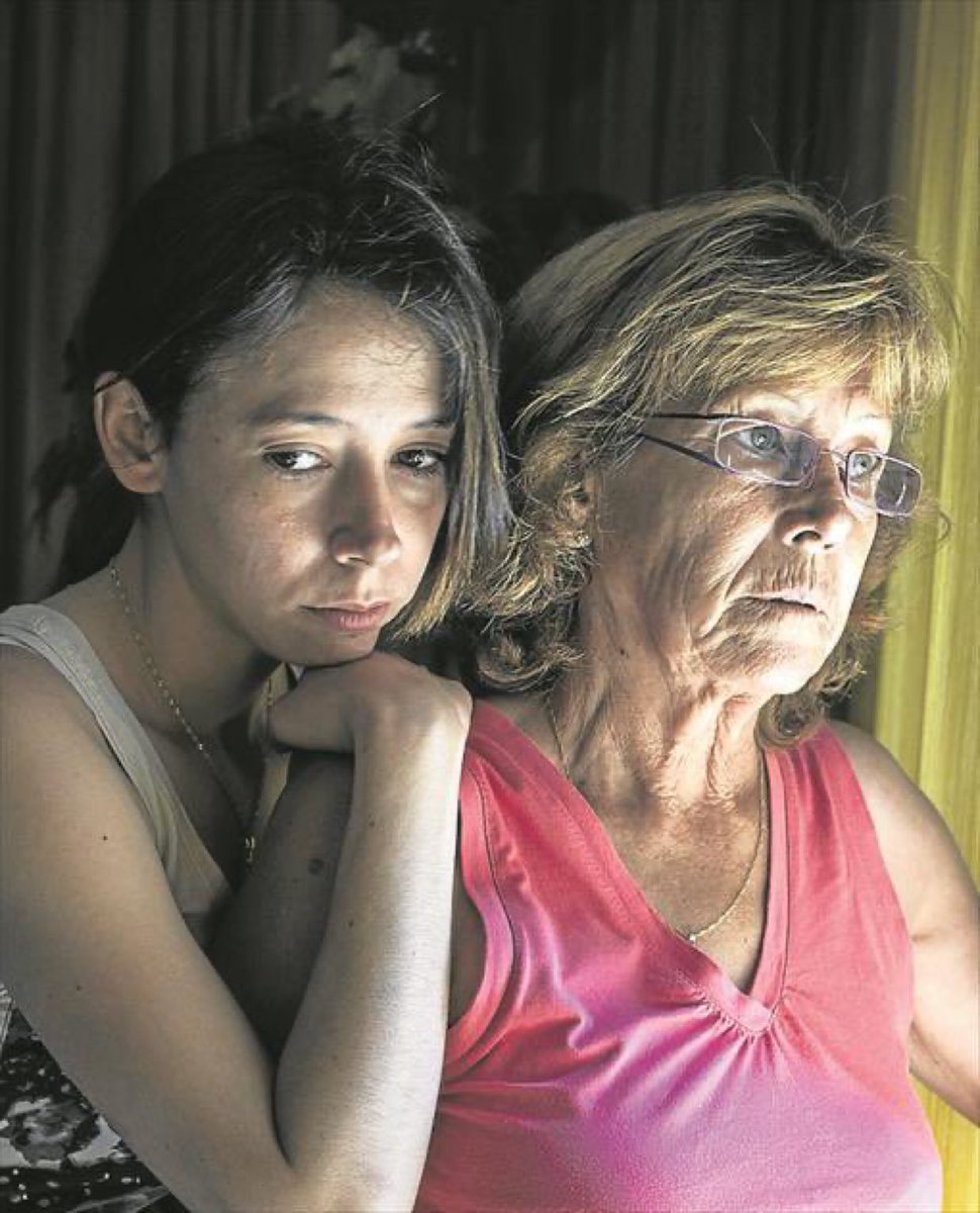 lady_habsburg's tweet photo. Esta madre española se llama María del Carmen García; en 1998, su hija Verónica, de 13 años, fue violada a punta de cuchillo por su vecino...

El pervertido fue sentenciado a 9 años de prisión

En 2005, cuando el pervertido estaba libre por un día, se acercó a María y se burló de ella por su hija

María fue a una gasolinera y compró gasolina; le echó gasolina en la cabeza al pervertido y le prendió fuego

El pervertido, que resultó quemado en un 90%, luchó por su vida en el hospital y finalmente murió

María fue condenada a 9 años de prisión