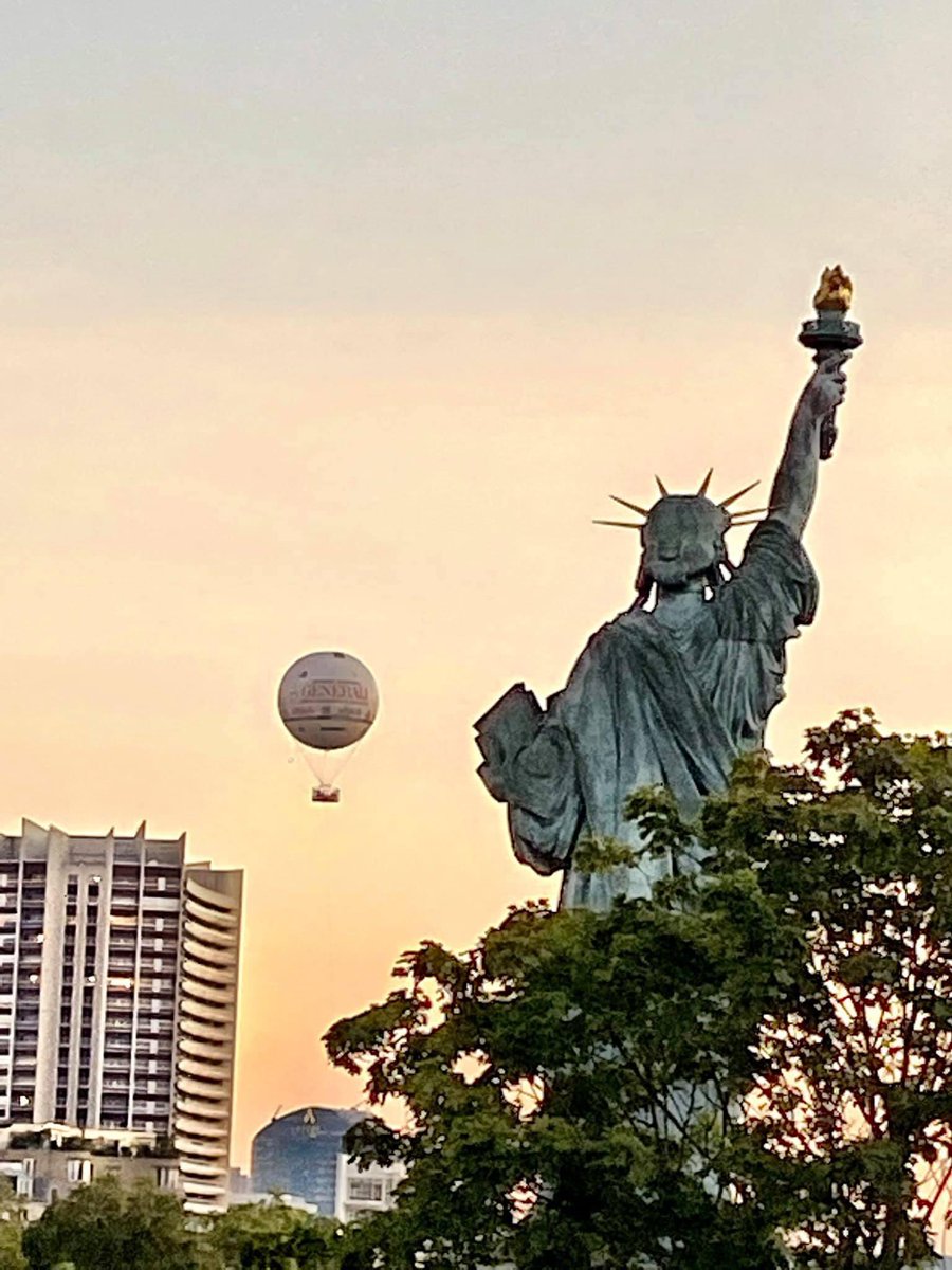 LindaMathieu's tweet image. Sunset in Paris with Statue of Liberty and the hot air balloon in the nearby Parc André Citroën