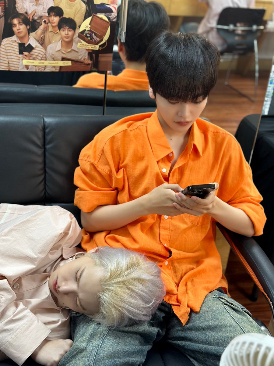 CRAVITYstarship's tweet image. [📸]
우리의 시선이 마주 닿는 순간☀
⠀
#CRAVITY #크래비티
#민희 #형준
#BEYOND_YOUR_MEMORIES
#C_SUN #시_선