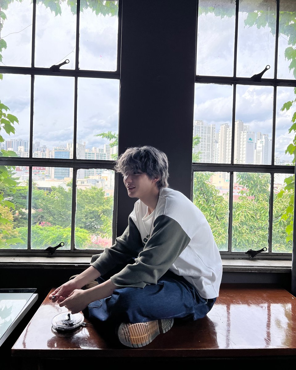 The unexpected encounter with the camera, which captured me in a moment of surprise, left unable to convey the joy. However, the breathtaking backdrop behind me spoke volumes.