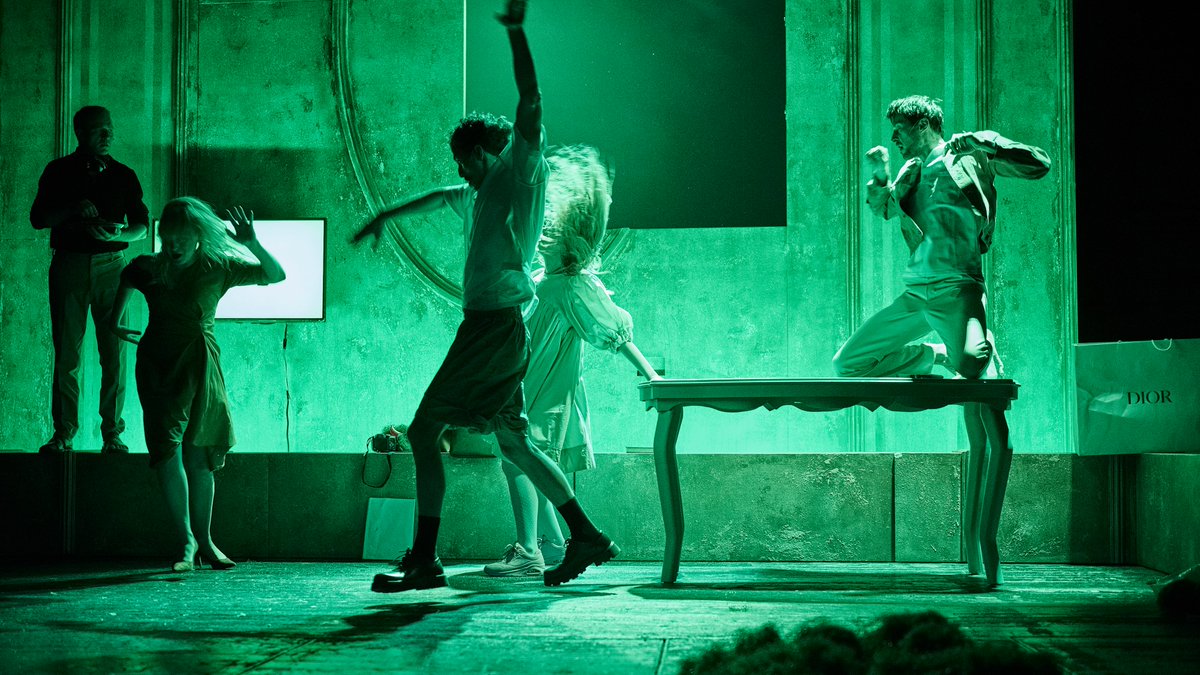 Před dnešní první reprízou Teorémy vás zveme na setkání s režisérem Jakubem Čermákem a dramaturgyní Martou Ljubkovou.  Začátek v 18.15, vstup volný pro všechny diváky následujícího představení. Zároveň vás zveme i na besedu po představení (ve velkém sále). divadlovdlouhe.cz/repertoar/teor…