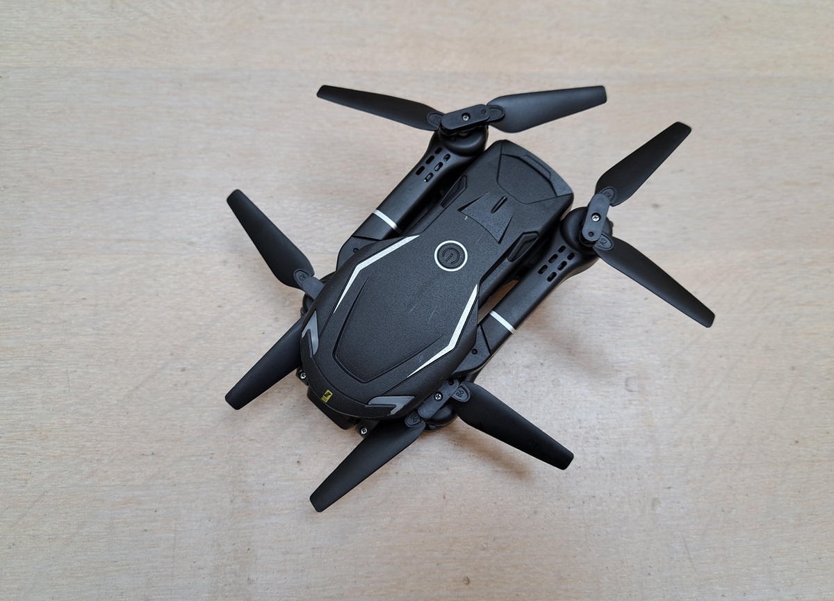 Deze drone is neergestort op een erf in Haarlemmermeer. En dat terwijl je in bijna de hele gemeente Haarlemmermeer niet met een drone mag vliegen. Wist je dat? Dat komt door de nabijheid van Schiphol. 1/2