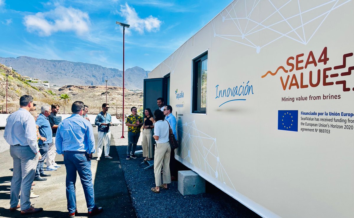 Durante la jornada, los asistentes pudieron conocer de primera mano el "Moving Lab" 🔬 en el Centro WAVE de #Aqualia, ubicado en la EDAM de La Caleta, un espacio que reúne todas las tecnologías innovadoras desarrolladas durante el proyecto
<a href="/Sea4value/">Sea4Value</a>