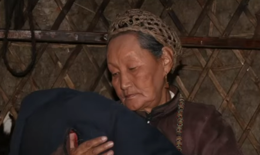 Бурхан болсон ээжээ залуу насаар нь зүүдэллээ. ээж гэж дуудсан ч  дугарсангүй, өөрийн эрхгүй нулимс урсан ихэр татан уйлж,зүүдлэн сэрээд хэсэг ээжийнхээ тухай бодлоо. Энэ хорвоод ахиж хэзээ ч олдохгүй үнэтэй эрдэнэ нь ээж юм шүү.Хамгийн агуу хайр бол эхийн хайр.Маш их санаж бна.