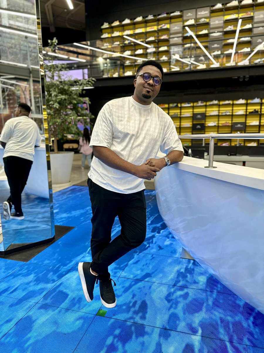 « L’argent ne fait pas de toi un homme riche. »

Pendant longtemps, je pensais que le fait d’avoir une grosse somme sur mon compte bancaire me garantirait la richesse. Mais la réalité est tout autre. 

Imagine qu’on te donne aujourd’hui 50 000$, 100 000$, ou même 1 million de