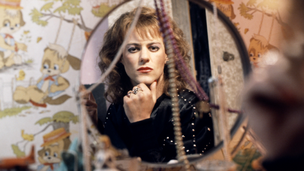 RMGLUCK2017's tweet image. Quick heads-up -  on Saturday at 9.05pm, @TalkingPicsTV is showing Paul Greengrass's Open Fire. Starring Rupert Graves as the murderous David Martin, the cast also features Kate Hardie, Eddie Izzard, and Samuel West as Steven Waldorf, an innocent man caught up in the crossfire.