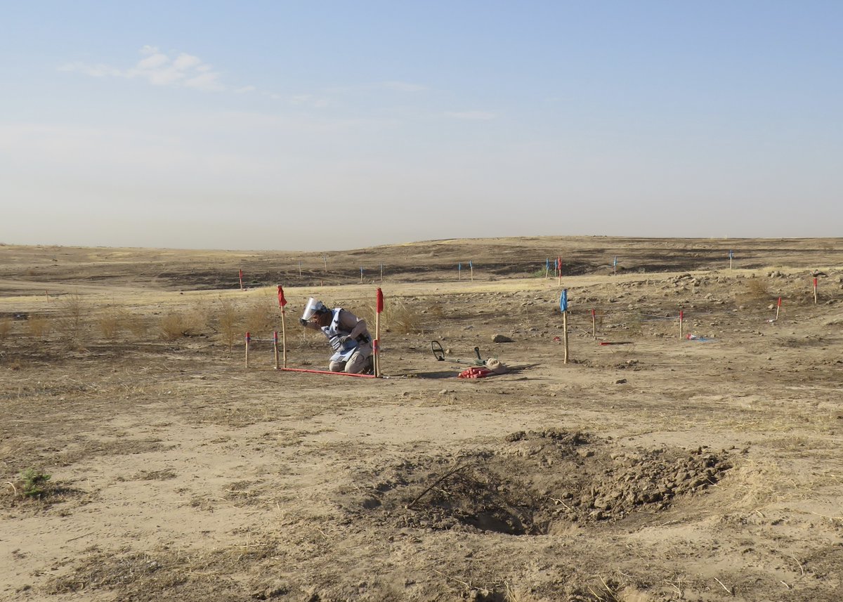 fsd__ch's tweet photo. What do you need to be a deminer?
Good eyes! 👀
Mines and other devices are often located close to the ground and can be visible to the naked eye. Visual inspection is the very first step in mine clearance.
#mineaction #clearance #demining #deminer https://t.co/qpp5tIRrqm