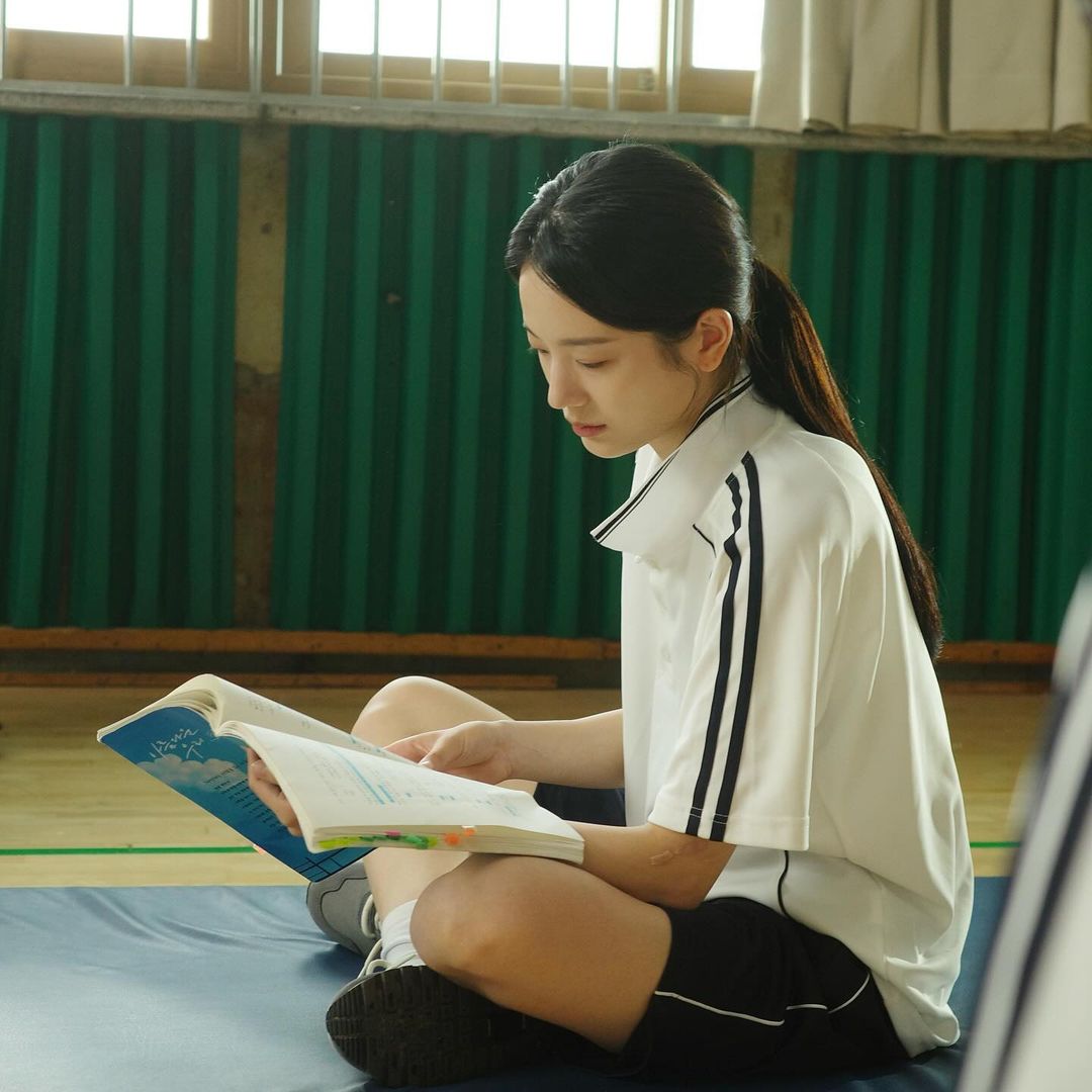 Gyulz's tweet image. Di balik layar saat aku memperbaiki riasan sambil membaca ulang naskah. Setiap adegan dan dialog harus dieksekusi dengan sempurna, tak ada ruang untuk kesalahan. Meski terlihat sederhana, proses ini membutuhkan konsentrasi untuk memastikan setiap detil terlihat sempurna di layar.