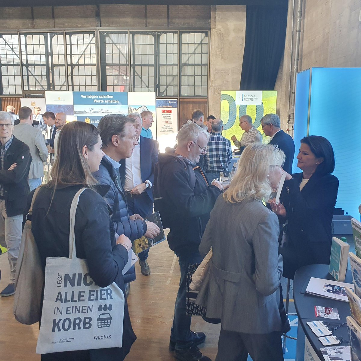 BoersenAktuell's tweet photo. Zufriedener Rückblick auf den #Anlegertag Düsseldorf: Unsere #BörsenBeutel für die ersten 500 Gäste gingen schnell weg, nochmal mehr Besucher als im Vorjahr & viele neue Gesichter - auch Dank der #BloggerLounge powered by #Quotrix. Und als Bonus abends noch der #FinTwitMarkt.🤩 https://t.co/tJUs0rIm6g