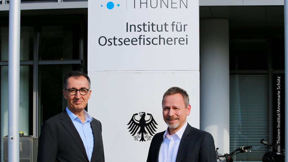 Thünen-Institut (@thuenen_aktuell) on Twitter photo Arbeitsbesuch: Bundeslandwirtschaftsminister
<a href="/cem_oezdemir/">Cem Özdemir</a> informierte sich heute am <a href="/Thuenen_aktuell/">Thünen-Institut</a> in Rostock über die Situation der #Ostsee und Fangquotenempfehlungen für die #Fischerei. Weitere Themen: Angelfischerei, Kutter der Zukunft, neue Fangmethoden.
@bmel #Science Arbeitsbesuch: Bundeslandwirtschaftsminister
<a href="/cem_oezdemir/">Cem Özdemir</a> informierte sich heute am <a href="/Thuenen_aktuell/">Thünen-Institut</a> in Rostock über die Situation der #Ostsee und Fangquotenempfehlungen für die #Fischerei. Weitere Themen: Angelfischerei, Kutter der Zukunft, neue Fangmethoden.
@bmel #Science