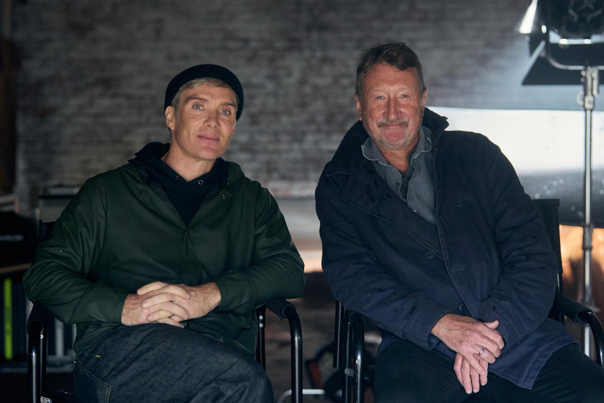 NetflixLAT's tweet photo. Por orden de los Peaky Blinders... Tommy Shelby ha vuelto. 😎 Cillian Murphy y Steven Knight se reunieron en el set para el inicio de producción de la nueva película de Netflix. https://t.co/l5hjg4wYRS