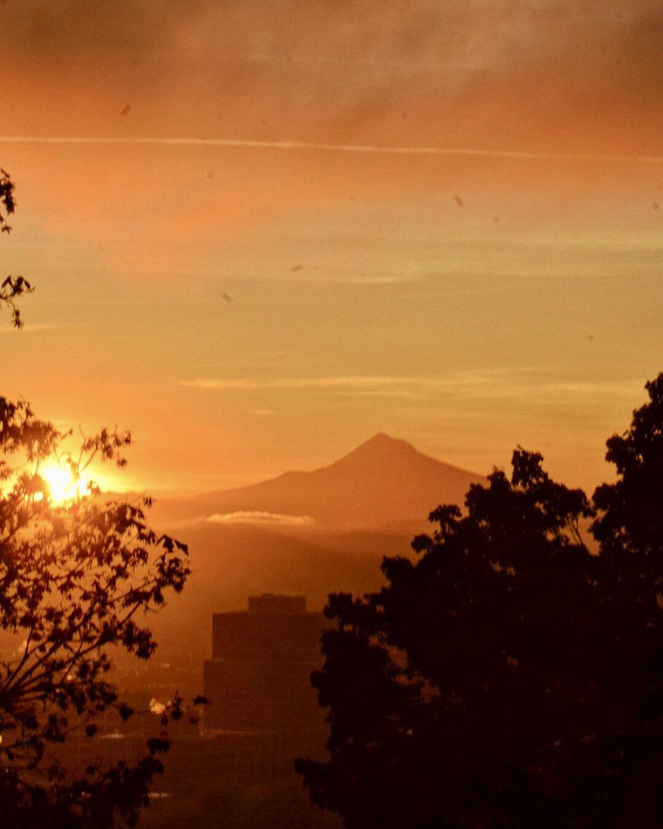 BYE BYE SEPTEMBER… a beautiful start to the end of the month this morning.  Have a great last day of #September and be safe out there! #LiveOnK2 #MondayMotivaton #Portland #omht