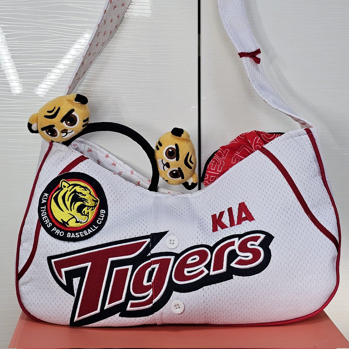 기아타이거즈 정규시즌 1위&amp;도영이의 엄청난 기록들 기념으로 직접만든 유니폼 리폼 호보백 알티추첨해서 한분께 드릴게요😉 호통이 들어가는 사이즈입니다~~
🐯당첨자는 코시 1차전 전날 뽑겠습니다!