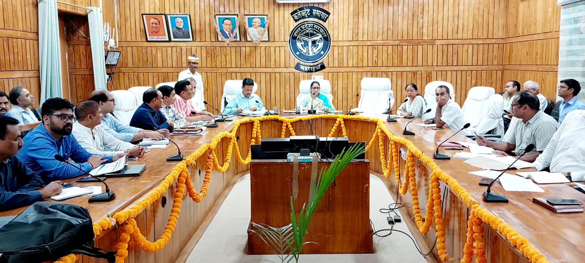 DMBahraich's tweet photo. डीएम मोनिका रानी की अध्यक्षता में जिला स्वास्थ्य समिति की बैठक सम्पन्न। समस्त चिकित्सालयों की साफ-सफाई व रंग-रोगन कराने तथा स्वास्थ्य केन्द्रों के लैब पूरी क्षमता से क्रियाशील करने के साथ-साथ आमजन को चिकित्सा सुविधा उपलब्ध कराने के दिये गये निर्देश। @CMOfficeUP @ChiefSecy_UP https://t.co/n3TTFZefaO