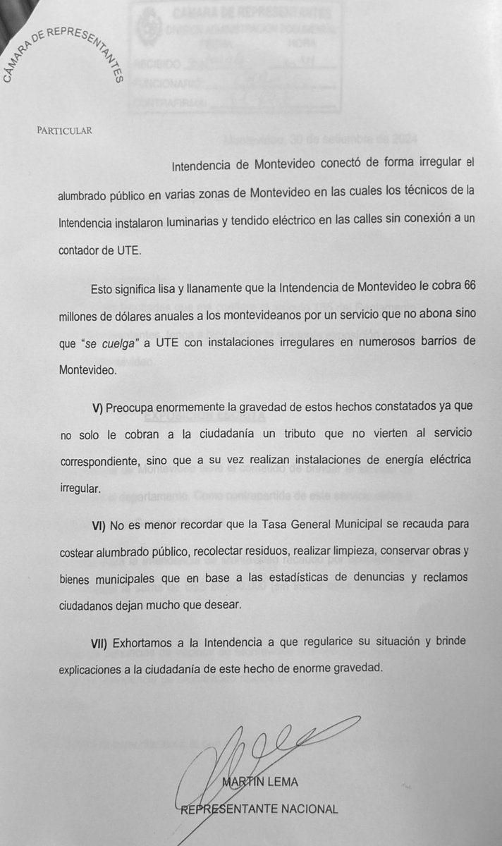 MartinLemaUy's tweet photo. ¡La @MontevideoIM está colgada de la UTE en varios puntos del departamento! Y todo esto a pesar de los 66 millones de dólares que le cobraron a los montevideanos por el servicio de alumbrado público. ¡No se aguanta más este caos!